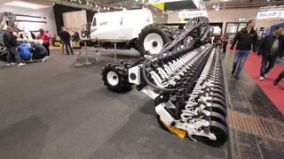 Agrisem présente une nouvelle déclinaison de son semoir Boss, avec des éléments sur une seule rangée.