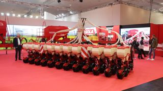 Sola dévoile le Velox, un semoir monograine taillé pour les itinéraires simplifiés.