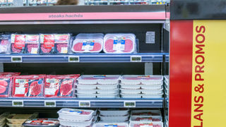 Michel Biero, le président de Lidl France, voudrait interdire les promotions sur le lait, la viande de porc et de boeuf, pour préserver la souveraineté alimentaire de la France. Michel Biero, le président de Lidl France, voudrait interdire les promotions sur le lait, la viande de porc et de boeuf, pour préserver la souveraineté alimentaire de la France.