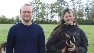 Lucile Danaire, qui encadre les résidents sur l’activité d'élevage, aux côtés de Pierre-Olivier Lucas, codirecteur.