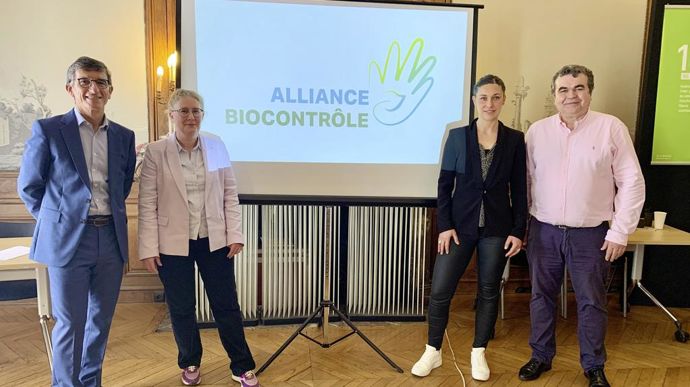 Ronan Goff, vice-président et trésorier d’Alliance Biocontrôle, Céline Barthet, présidente, Anne Duval, responsable des affaires techniques et réglementaires, et Denis Longevialle, directeur général, ont annoncé, mercredi 15 mai à Paris, la fin d’IBMA France et la naissance d’Alliance Biocontrôle.