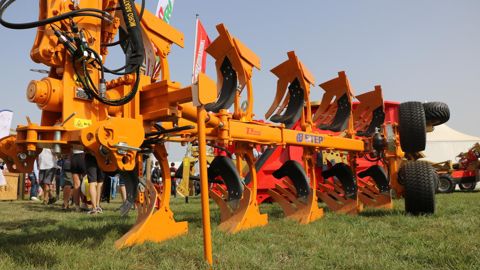 La charrue PNT 13 est disponible en 5 ou 6 corps.