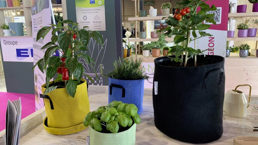 Pots et jardinières en géotextile respirant.
