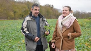 Éric Voisin, agriculteur, et adhérent de la coopérative de Bonneval, Beauce et Perche, travaille sur ses pratiques avec Marie David, conseillère en filière de la coopérative.