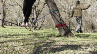 Que l'on débute ou que l'on pratique déjà la slackline, une sangle souple de 2,5 cm apporte du soutien et du ressort. Que l'on débute ou que l'on pratique déjà la slackline, une sangle souple de 2,5 cm apporte du soutien et du ressort.