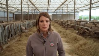 Bérénice, éleveuse de Bazadaises de 33 ans, est contrainte d'abattre tout son cheptel pour un cas de tuberculose. Bérénice, éleveuse de Bazadaises de 33 ans, est contrainte d'abattre tout son cheptel pour un cas de tuberculose.