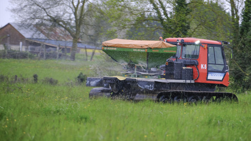 Le distributeur d’engrais Amazone ZA-M tronic 1250 est posé directement sur le châssis de la machine.