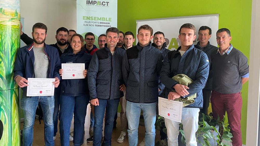 Les TC diplômés de la formation « Les escaliers de compétences » du réseau Impaact, accompagnés tout à droite d'Erwann Le Barzic, chef marché semences, et de Jean Crosnier, animateur Ouest.