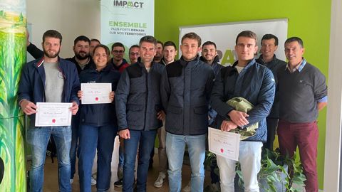 Les TC diplômés de la formation « Les escaliers de compétences » du réseau Impaact, accompagnés tout à droite d'Erwann Le Barzic, chef marché semences, et de Jean Crosnier, animateur Ouest.