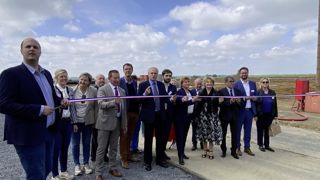Les représentants de l’Etat, des élus locaux et les dirigeants d’Ecofrost ont inauguré officiellement le 23 mai 2024 le début des travaux du futur site de production de frites surgelées à Péronne (Somme). Les représentants de l’Etat, des élus locaux et les dirigeants d’Ecofrost ont inauguré officiellement le 23 mai 2024 le début des travaux du futur site de production de frites surgelées à Péronne (Somme).