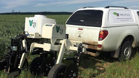 L'ensemble d'analyse, une fois au champ, travaille à une vitesse située entre 5 et 10 km/h.