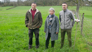 Sandrine Rivière, présidente du Geoc, entourée d'Eric Cellié, un des éleveurs participants (à gauche) et  Théo Buerlé, technicien d'élevage, dans un champ de sainfoin.
