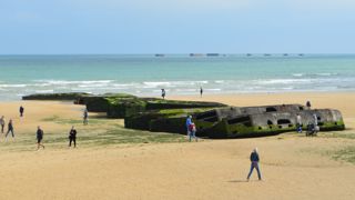 Des vestiges du Jour J, usés par les vagues, sont encore visibles de la plage d’Arromanches-les-Bains. Certains sont accessibles à marée basse. Des vestiges du Jour J, usés par les vagues, sont encore visibles de la plage d’Arromanches-les-Bains. Certains sont accessibles à marée basse.