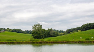 Les procédures d’autorisation de retenues d'eau sont plus lourdes en zones humides qu'ailleurs. Les procédures d’autorisation de retenues d'eau sont plus lourdes en zones humides qu'ailleurs.