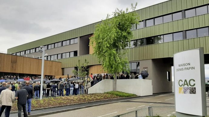 Le nouveau siège de la Cac, également dénommé Maison Denis Papin, du nom de la rue où il se situe dans la zone industrielle de Colmar (Haut-Rhin), a été inauguré vendredi 31 mai.