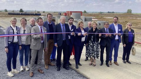 Les familles Hoflack et Vervaeke ainsi que des représentants institutionnels ont inauguré le site de construction Ecofrost de Péronne (80). Les familles Hoflack et Vervaeke ainsi que des représentants institutionnels ont inauguré le site de construction Ecofrost de Péronne (80).