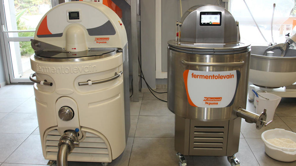 Les générations de fermenteurs se suivent mais ne se ressemblent pas (à gauche : Fermentolevain de Bertrand Puma, trophée de l’innovation Europain 1994 ; à droite, le modèle le plus récent de la marque).
