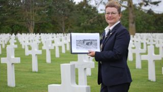 Petite-fille d'agricultrice, Stéphanie Le Bris est guide au cimetière de Colleville-sur-Mer.