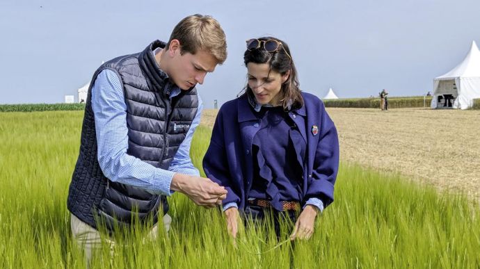 « Transitions est le premier programme holistique auquel Heineken adhère », précise Géraldine Bernard, responsable du programme agriculture durable chez Heineken, ici au côté d’Armand Gandon, responsable du programme Transitions chez Vivescia.