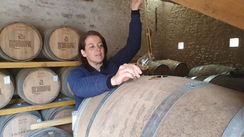 Pauline Leluc vérifie la qualité du whisky Lagomorphe, qui vieillit en fûts de chêne pendant 3 à 5 ans. Pauline Leluc vérifie la qualité du whisky Lagomorphe, qui vieillit en fûts de chêne pendant 3 à 5 ans.