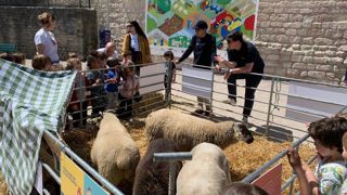 Le 7 juin 2024 à Paris, les agriculteurs de l'Île-de-France expliquent l'agriculture aux jeunes parisiens. Le 7 juin 2024 à Paris, les agriculteurs de l'Île-de-France expliquent l'agriculture aux jeunes parisiens.
