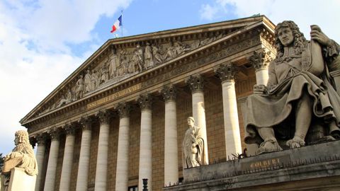 L'Assemblée nationale a été dissoute le 9 juin, suspendant de fait les textes en cours d'examen.
