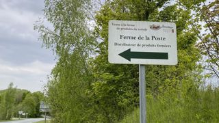 Seuls des mâts mono-pieds sont autorisés pour les pré-enseignes en bord de route. Seuls des mâts mono-pieds sont autorisés pour les pré-enseignes en bord de route.