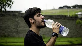 L'INRS recommande de boire avant d'avoir soif en période de fortes chaleurs. L'INRS recommande de boire avant d'avoir soif en période de fortes chaleurs.
