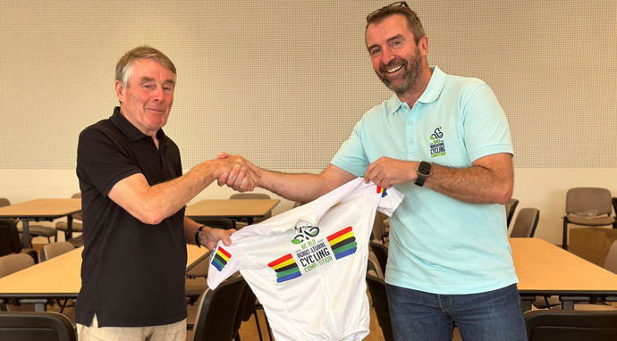 Un moment fort : la remise, la veille des courses, du maillot de champion du monde du Wacc à l'ancien champion cycliste néerlandais Hennie Kuiper par Christophe Richardot, vice-président du Wacc et DG d'Alliance BFC et de Dijon céréales.
