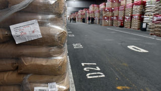 La poudre lactée à base de matière grasse végétale est fabriquée à partir de poudre de lait écrémé et d'huile de palme.