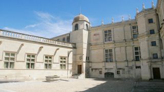 Bâti au XIIe siècle puis détruit en 1789, le château de Grignan doit sa renaissance à Marie Fontaine, riche héritière du nord de la France.