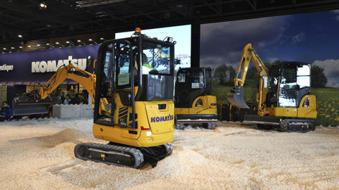 Les nouvelles minipelles et pelles électriques de Komatsu ont disposé d'une large zone de démonstration couverte à Intermat.