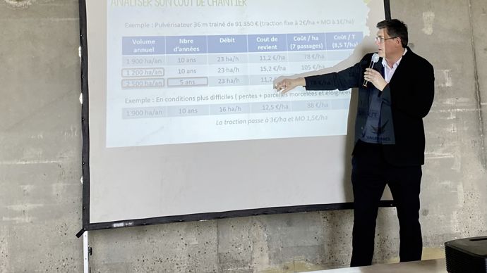 Alain Randon, expert agroéconomique chez Valfrance, a présenté le 13 juin les prestations de la coopérative pour aider les adhérents à mieux gérer leur mécanisation sur l'exploitation.