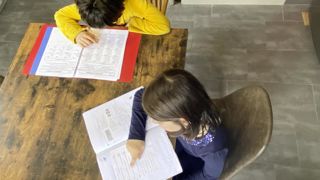 Il est plus efficace de revoir la leçon cinq minutes par jour, qu'une heure juste avant l’évaluation.