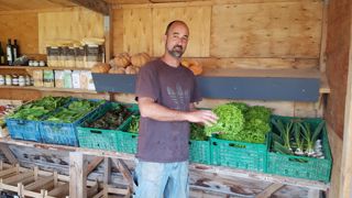 Sébastien Garcia commercialise 90 % de sa production en circuit court sur sa ferme et sur les marchés. Sébastien Garcia commercialise 90 % de sa production en circuit court sur sa ferme et sur les marchés.