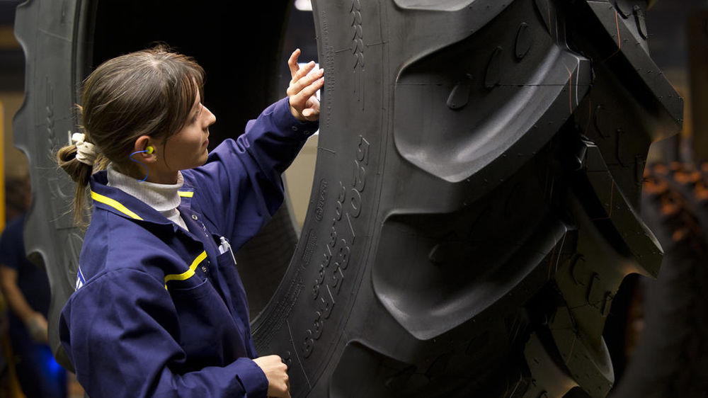 La nouvelle machine Cosmo de l'usine Michelin de Troyes pourrait réduire la pénibilité des postes de travail. La nouvelle machine Cosmo de l'usine Michelin de Troyes pourrait réduire la pénibilité des postes de travail.