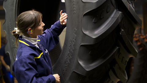 La nouvelle machine Cosmo de l'usine Michelin de Troyes pourrait réduire la pénibilité des postes de travail. La nouvelle machine Cosmo de l'usine Michelin de Troyes pourrait réduire la pénibilité des postes de travail.