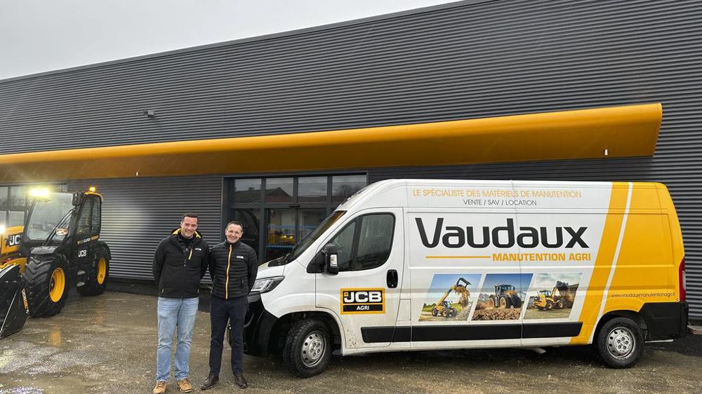 Yoann Vaudaux (à gauche sur la photo), directeur général de Vaudaux Manutention Agri, aux côtés de Sébastien Marchou, directeur commercial de JCB, mise sur les performances des matériels de manutention du constructeur anglais pour développer ses ventes.