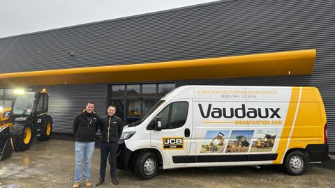 Yoann Vaudaux (à gauche sur la photo), directeur général de Vaudaux Manutention Agri, aux côtés de Sébastien Marchou, directeur commercial de JCB, mise sur les performances des matériels de manutention du constructeur anglais pour développer ses ventes. Yoann Vaudaux (à gauche sur la photo), directeur général de Vaudaux Manutention Agri, aux côtés de Sébastien Marchou, directeur commercial de JCB, mise sur les performances des matériels de manutention du constructeur anglais pour développer ses ventes.