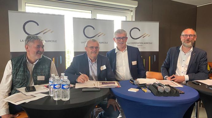 De gauche à droite : Jean-Luc Duval, président délégué de LCA Grand Ouest Normandie, Ivan Leclerc, nouveau président de LCA Grand Ouest, Jean-François Appriou, ancien président, et Yoann Méry, directeur, lors de l'assemblée générale de LCA Grand Ouest, mardi 18 juin, à Rennes.