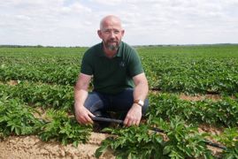 Alexis Benard, chef de cultures de l'exploitation Terres de la Borde, présente l'irrigation au goutte-à-goutte utilisée sur une partie des parcelles de pommes de terre.
