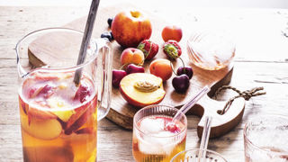 Sangria rosée aux fruits d’été. Sangria rosée aux fruits d’été.