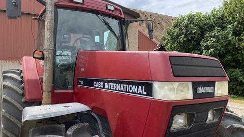 Quel look ce Magnum, avec son long capot, ses phares intégrés et son pot d’échappement prenant place le long du montant droit de cabine.