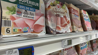 Les produits fabriqués par les petits industriels représentent près de la moitié du chiffre d'affaires de la grande distribution. Les produits fabriqués par les petits industriels représentent près de la moitié du chiffre d'affaires de la grande distribution.