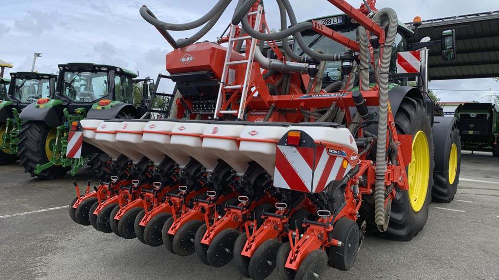 Ce modèle TI-L de huit rangs, à châssis indexable par cales de réglage, permet de semer un grand nombre de graines avec un interrang  de 37,5 à 75 cm.