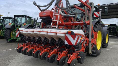 Ce modèle TI-L de huit rangs, à châssis indexable par cales de réglage, permet de semer un grand nombre de graines avec un interrang  de 37,5 à 75 cm.