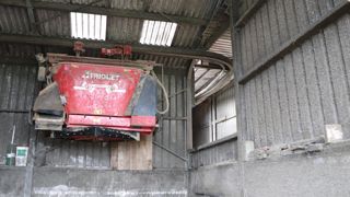 Le Triomatic HP de Trioliet possède un repousse-fourrage qui se pose au sol afin de pousser les refus.