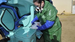 Le port d'un tablier en plus de la combinaison de travail est obligatoire lors de la préparation de la bouillie.