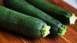 Selon les estimations au 1er juin 2024, la production française de courgettes poursuit la baisse amorcée en 2020. Selon les estimations au 1er juin 2024, la production française de courgettes poursuit la baisse amorcée en 2020.
