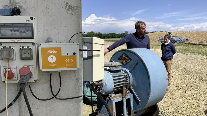 Sébastien Boitte, agriculteur stockeur (à g., au côté de Claire Pelletier, directrice terrain chez Sevépi), a automatisé depuis 2023 la ventilation de son silo avec la solution digitale de Javelot.